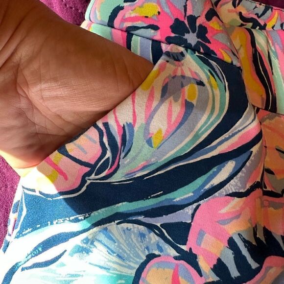 Lilly Pulitzer stretchy short shorts -zero -excellent used condition- w/ pockets - Picture 6 of 7